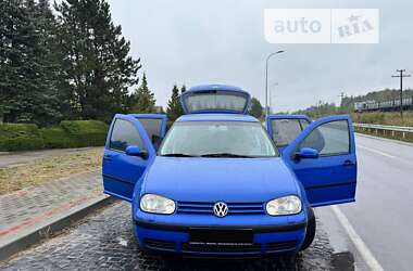 Хэтчбек Volkswagen Golf 2002 в Сарнах