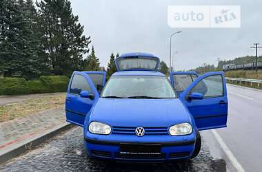 Хэтчбек Volkswagen Golf 2002 в Сарнах