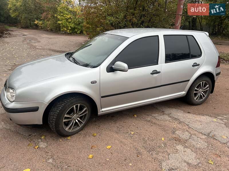 Хэтчбек Volkswagen Golf 2003 в Коростене