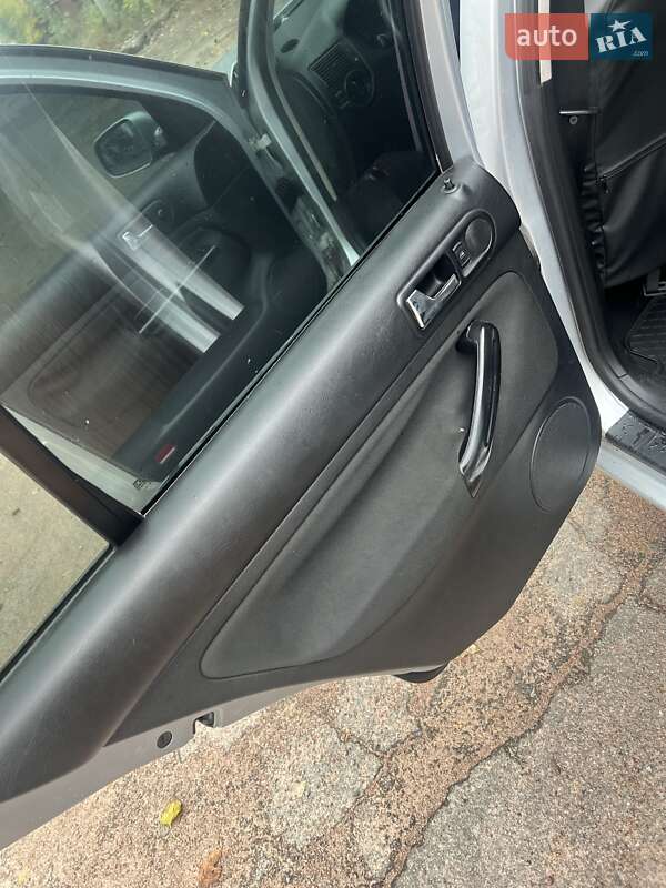 Хэтчбек Volkswagen Golf 2003 в Коростене