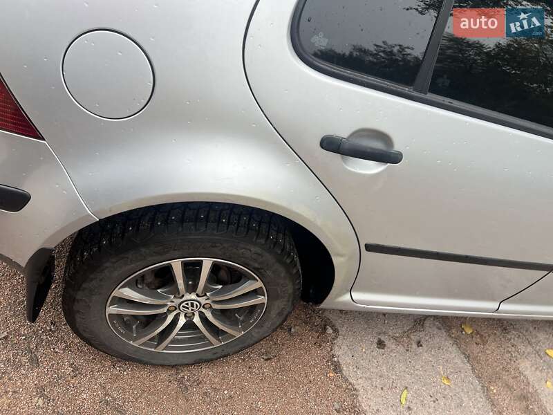 Хэтчбек Volkswagen Golf 2003 в Коростене