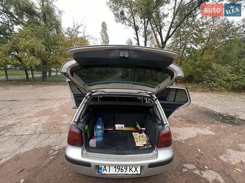 Хэтчбек Volkswagen Golf 2003 в Коростене
