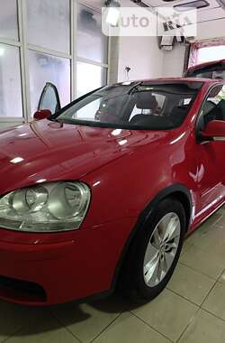 Хэтчбек Volkswagen Golf 2005 в Первомайске