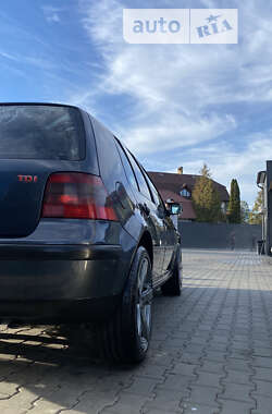 Хэтчбек Volkswagen Golf 2002 в Черновцах