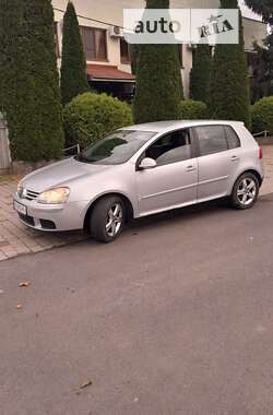 Хэтчбек Volkswagen Golf 2006 в Ужгороде