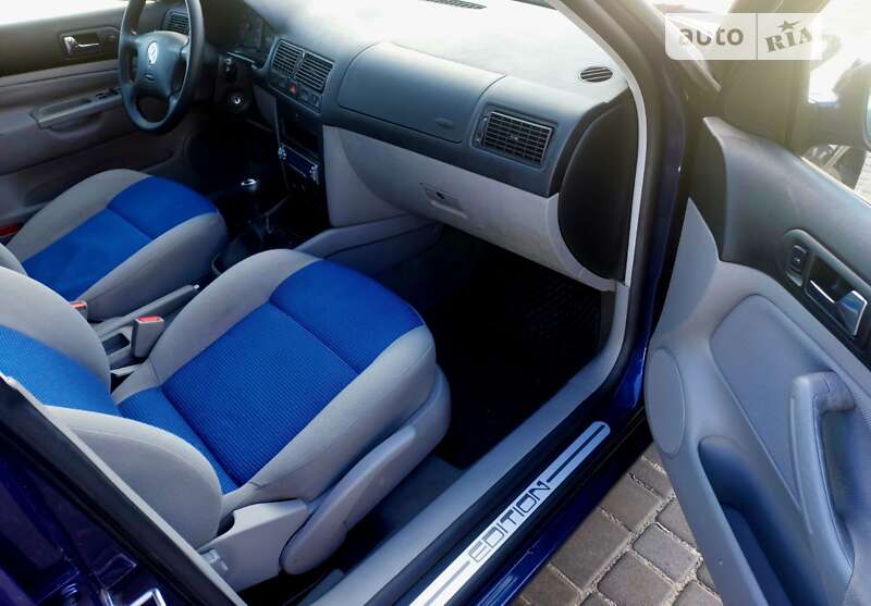 Хэтчбек Volkswagen Golf 2001 в Звягеле