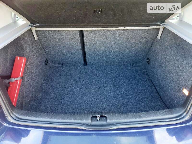 Хэтчбек Volkswagen Golf 2001 в Звягеле