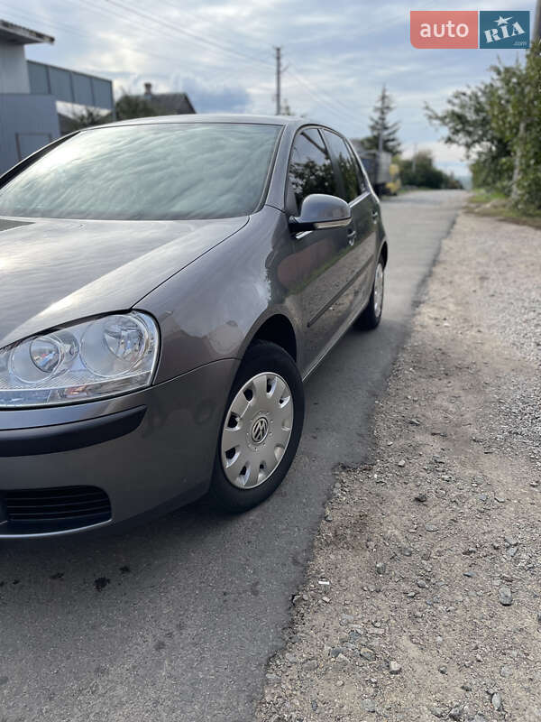 Хэтчбек Volkswagen Golf 2004 в Первомайске