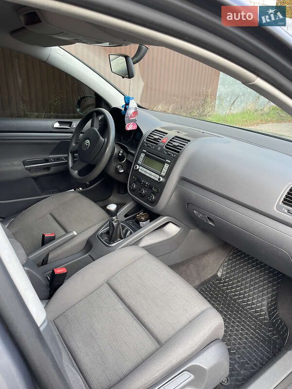 Хэтчбек Volkswagen Golf 2004 в Первомайске