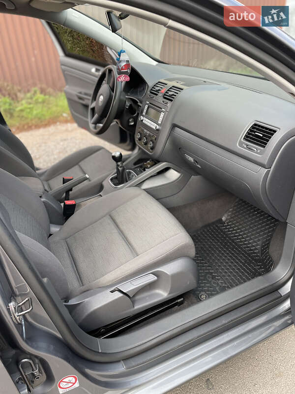 Хэтчбек Volkswagen Golf 2004 в Первомайске