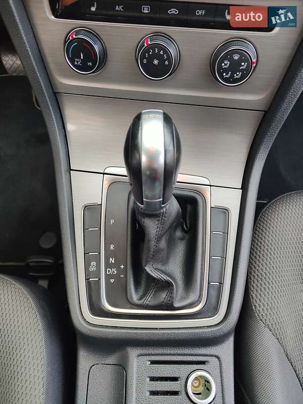 Універсал Volkswagen Golf 2016 в Сумах