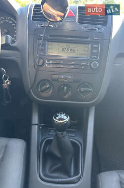 Хетчбек Volkswagen Golf 2005 в 