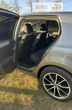 Хэтчбек Volkswagen Golf 2011 в 