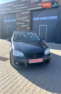 Хэтчбек Volkswagen Golf 2005 в Нововолынске