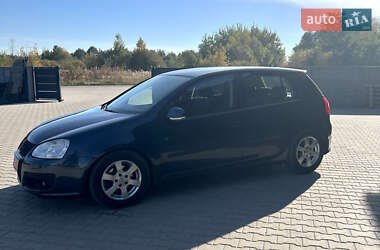 Хэтчбек Volkswagen Golf 2005 в Нововолынске