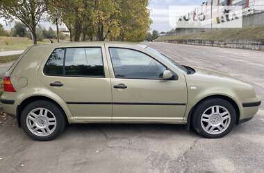 Хетчбек Volkswagen Golf 2002 в Запоріжжі