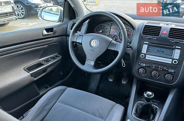 Хэтчбек Volkswagen Golf 2005 в Харькове