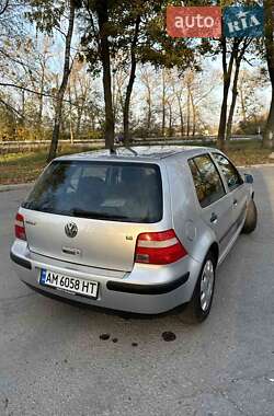 Хэтчбек Volkswagen Golf 2002 в Звягеле