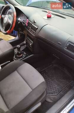 Хэтчбек Volkswagen Golf 2000 в 