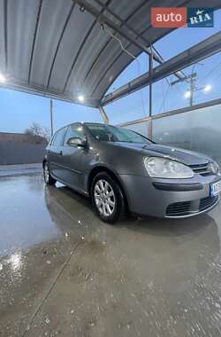 Хэтчбек Volkswagen Golf 2004 в Великом Березном