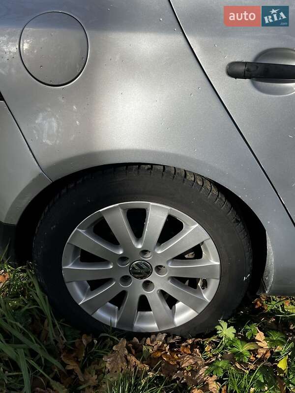 Хетчбек Volkswagen Golf 2004 в Львові