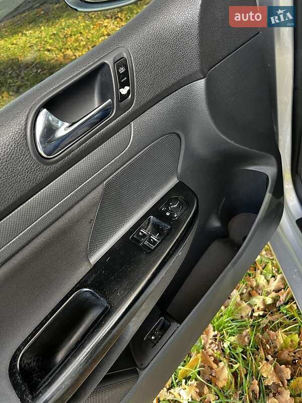 Хетчбек Volkswagen Golf 2004 в Львові