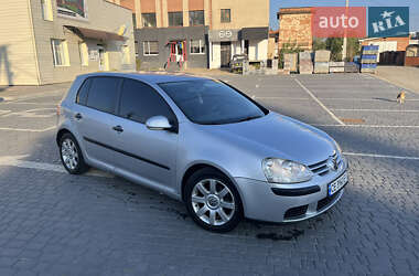 Хэтчбек Volkswagen Golf 2004 в Вижнице