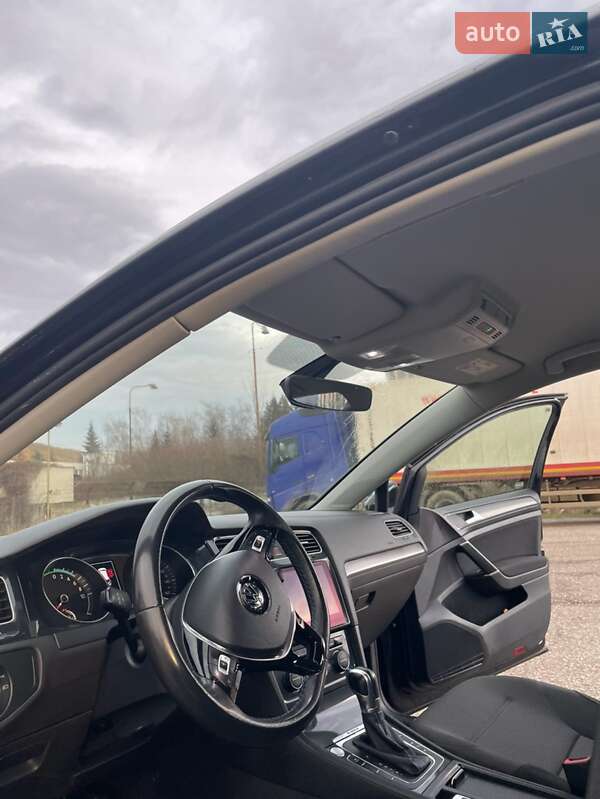 Хетчбек Volkswagen Golf 2017 в Ужгороді