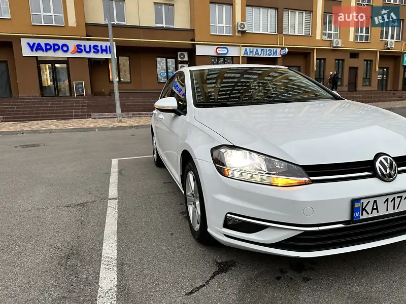 Хетчбек Volkswagen Golf 2021 в 
