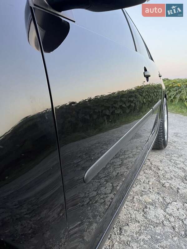 Хетчбек Volkswagen Golf 2003 в Новій Ушиці