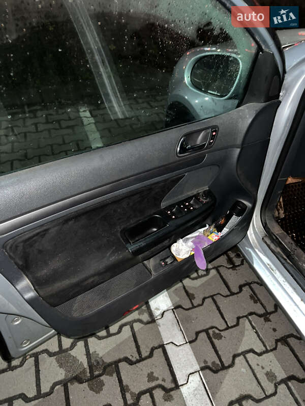 Хэтчбек Volkswagen Golf 2004 в Житомире