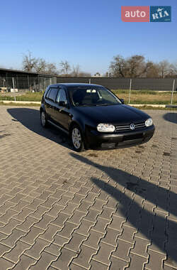 Хэтчбек Volkswagen Golf 2002 в Новоселице