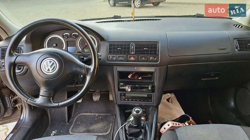 Хэтчбек Volkswagen Golf 2003 в Черновцах
