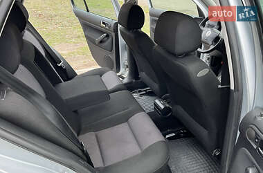 Хэтчбек Volkswagen Golf 2001 в 
