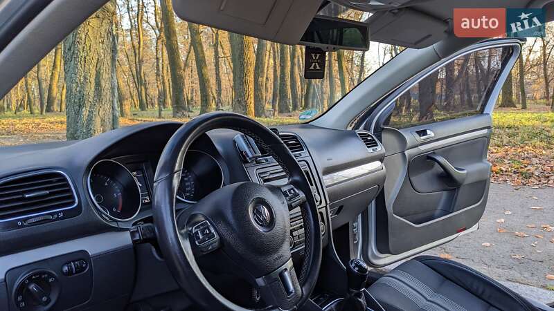 Універсал Volkswagen Golf 2013 в Чернівцях