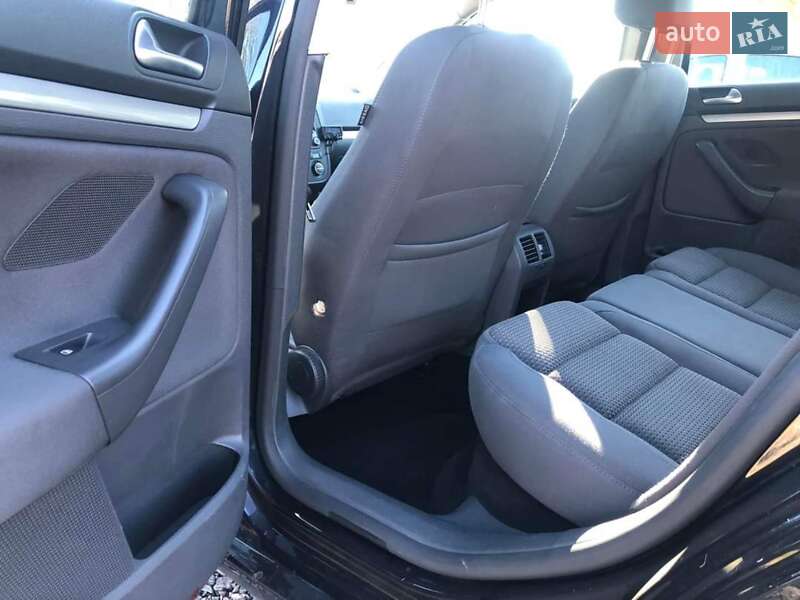 Универсал Volkswagen Golf 2009 в Шумске