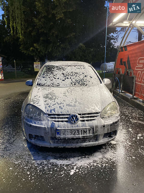 Хетчбек Volkswagen Golf 2004 в Львові