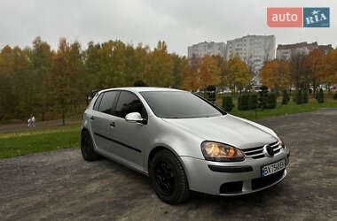 Хетчбек Volkswagen Golf 2005 в Новій Ушиці