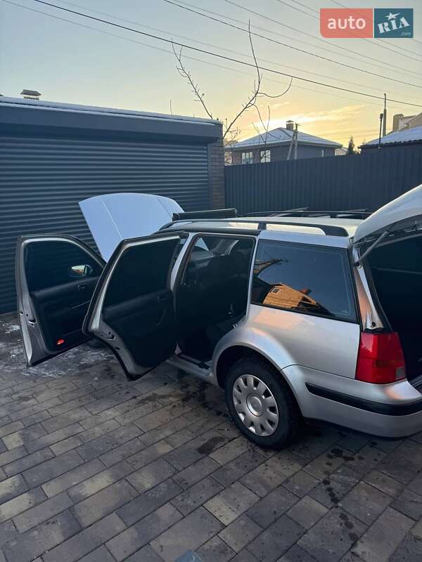 Універсал Volkswagen Golf 2002 в Цумані