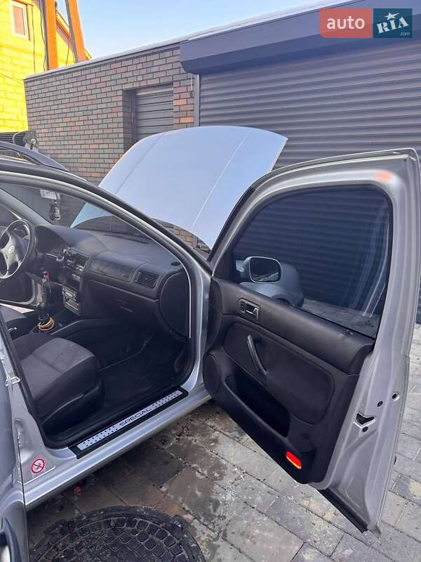 Універсал Volkswagen Golf 2002 в Цумані