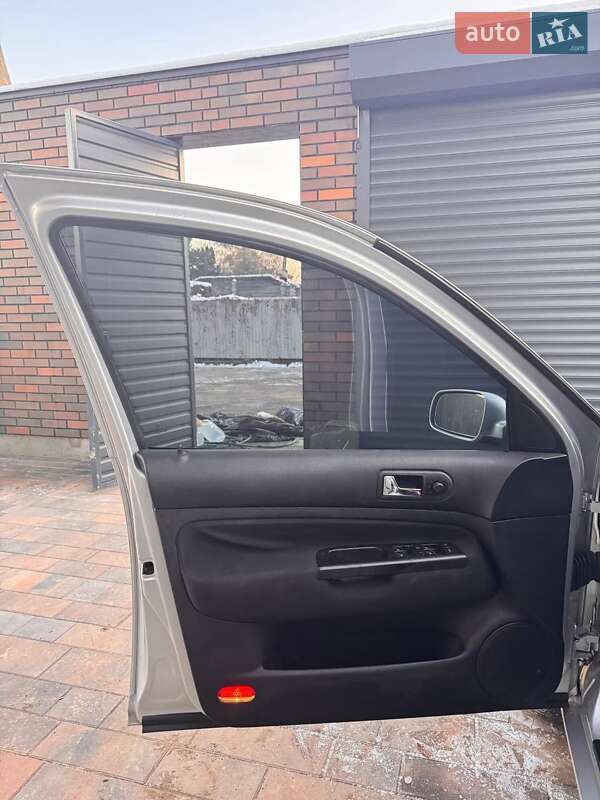 Універсал Volkswagen Golf 2002 в Цумані