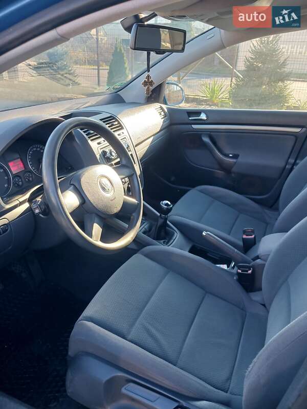 Хетчбек Volkswagen Golf 2004 в Могилів-Подільському