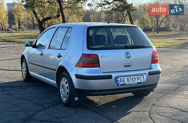 Хэтчбек Volkswagen Golf 2001 в 