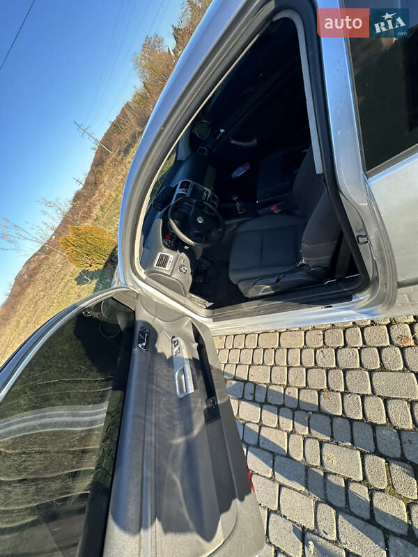 Хетчбек Volkswagen Golf 2004 в Мукачевому