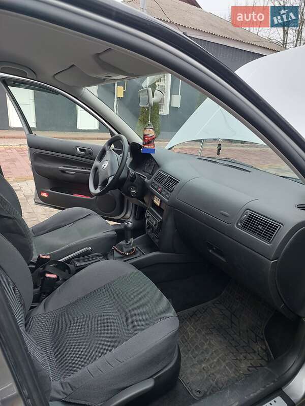 Хетчбек Volkswagen Golf 2002 в Оржиці