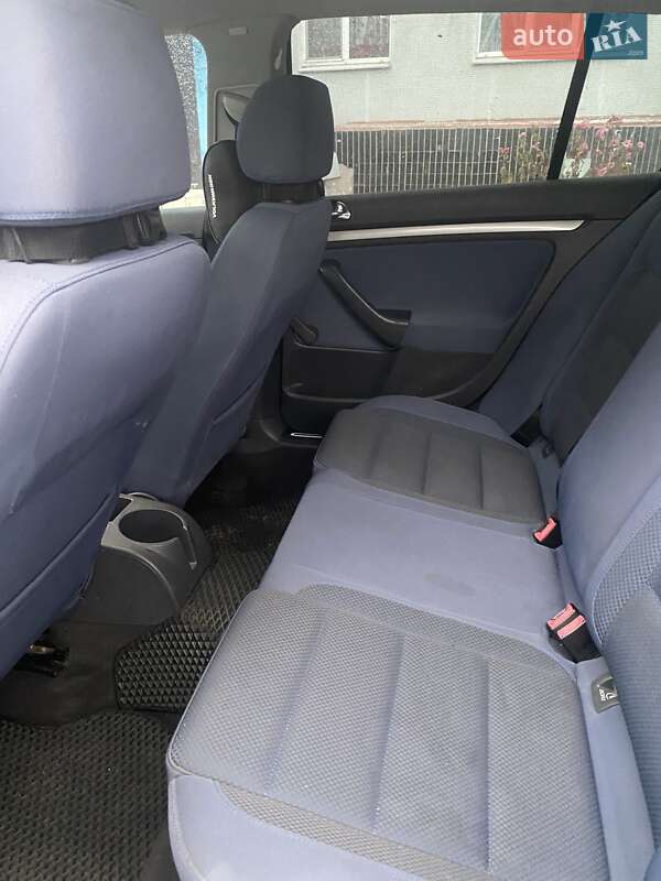 Хетчбек Volkswagen Golf 2005 в Чугуєві