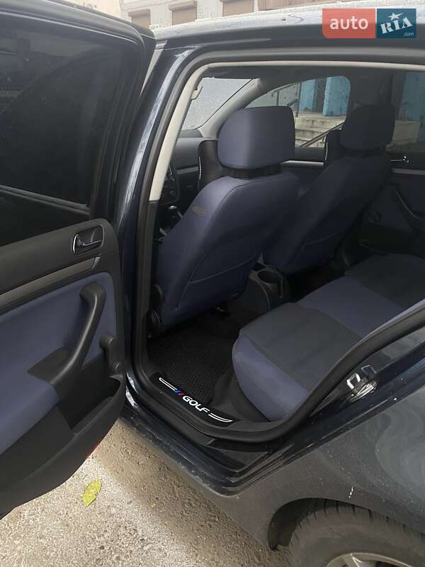 Хетчбек Volkswagen Golf 2005 в Чугуєві