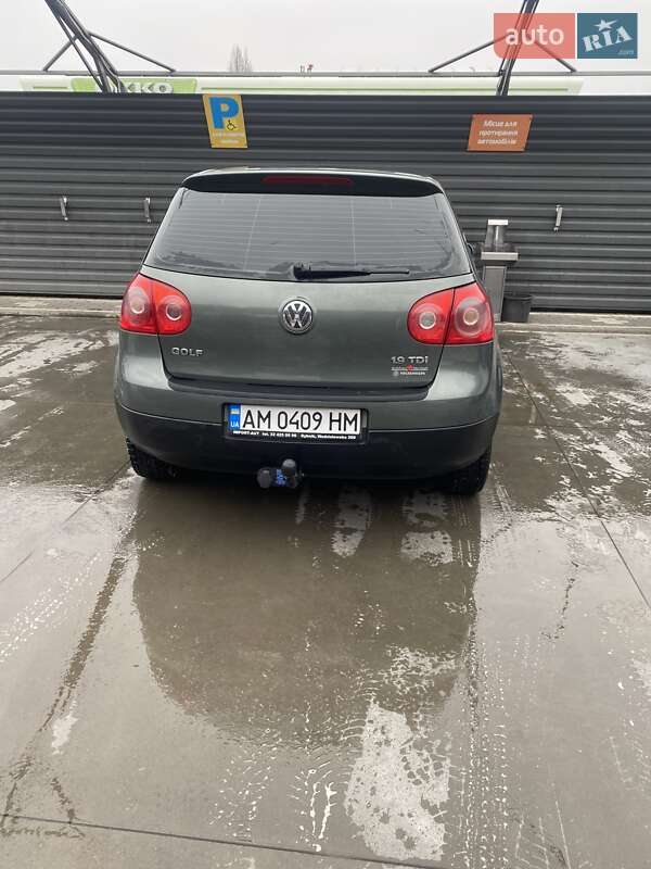 Хетчбек Volkswagen Golf 2003 в Ружині