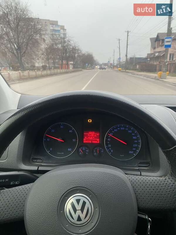 Хетчбек Volkswagen Golf 2003 в Ружині