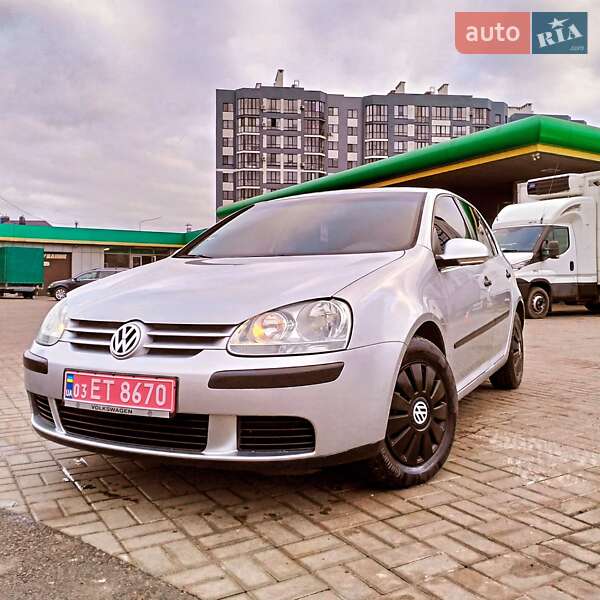 Хэтчбек Volkswagen Golf 2005 в Демидовке